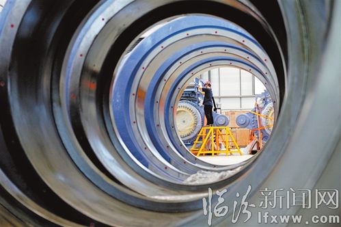 山西運達風電設(shè)備 工人對齒輪箱機組進行裝配作業(yè)